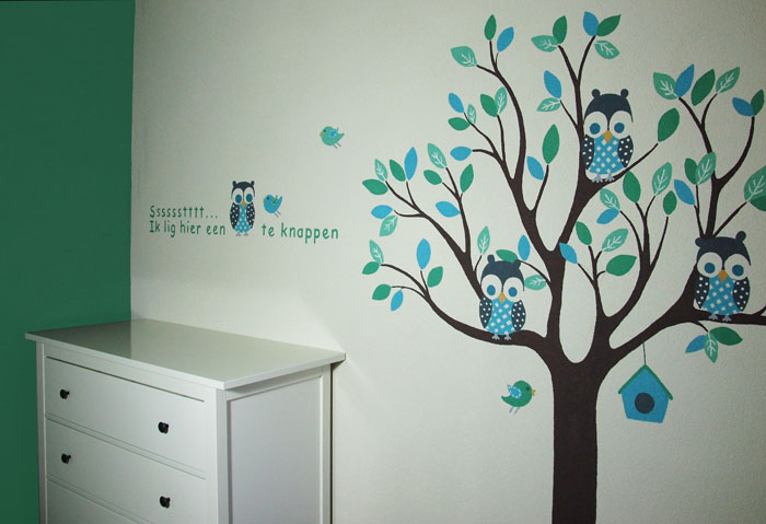 babykamer boom muurschildering met grappige muurtekst op spagtelpoets